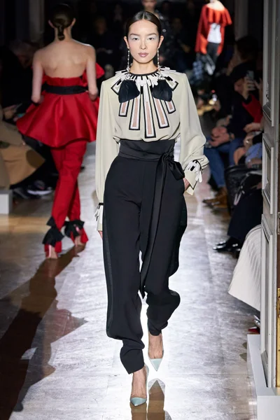 Look 16